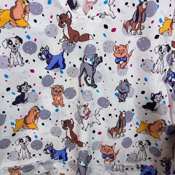 Disney Tooniforms Lady and the Tramp/Aristocats Neck Scrub Top NEW Medium - Picture 7 of 16